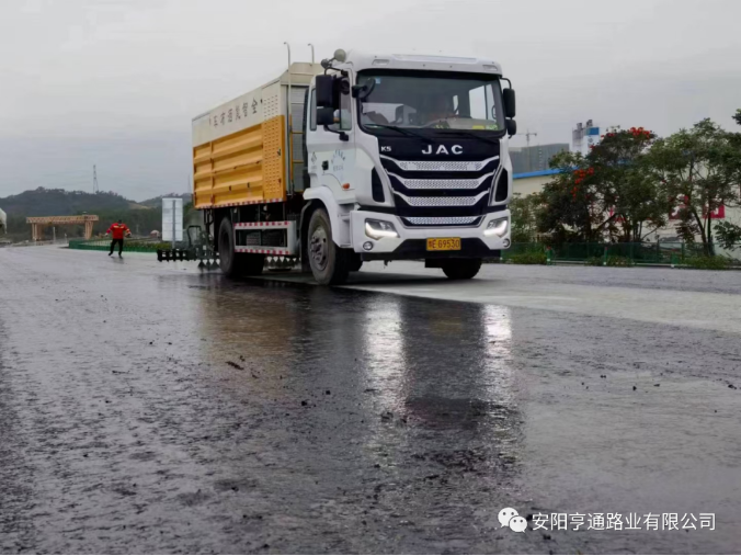 祝賀我司深汕西項目透層、封層試驗段圓 滿成功